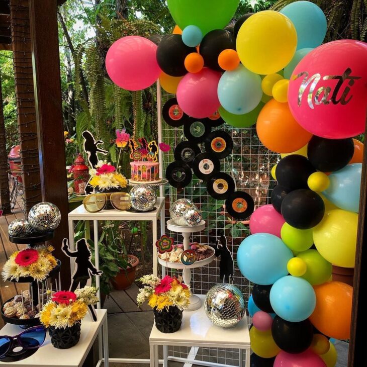 decoração simples 70 anos com balões