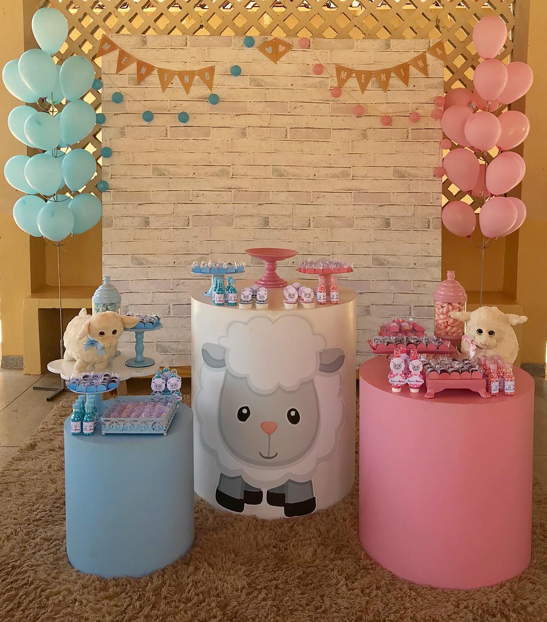 decoração chá de revelação simples vs elaborada