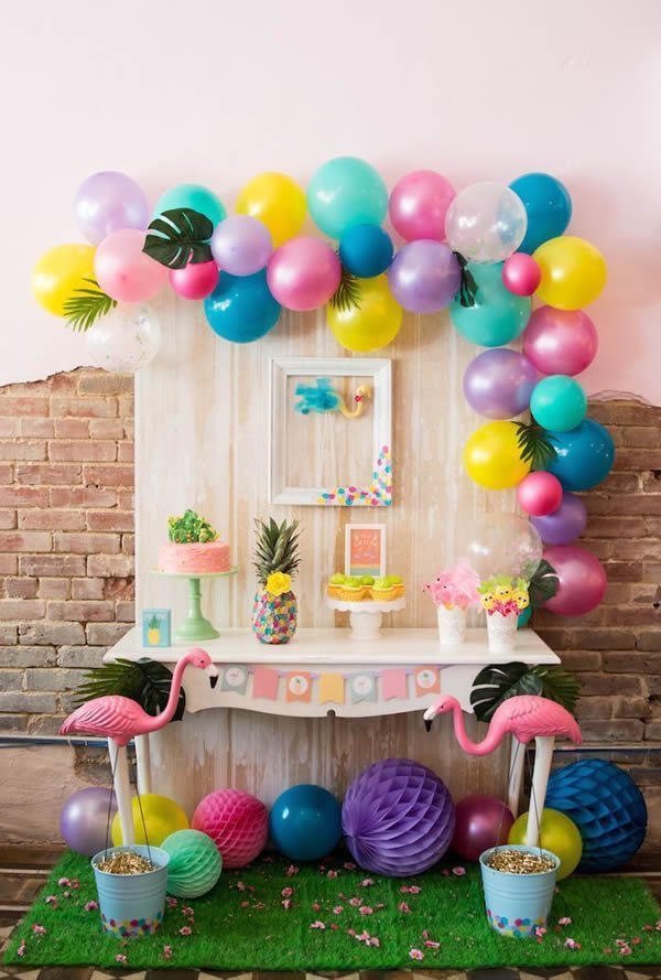 decoração simples com bexigas para festa infantil