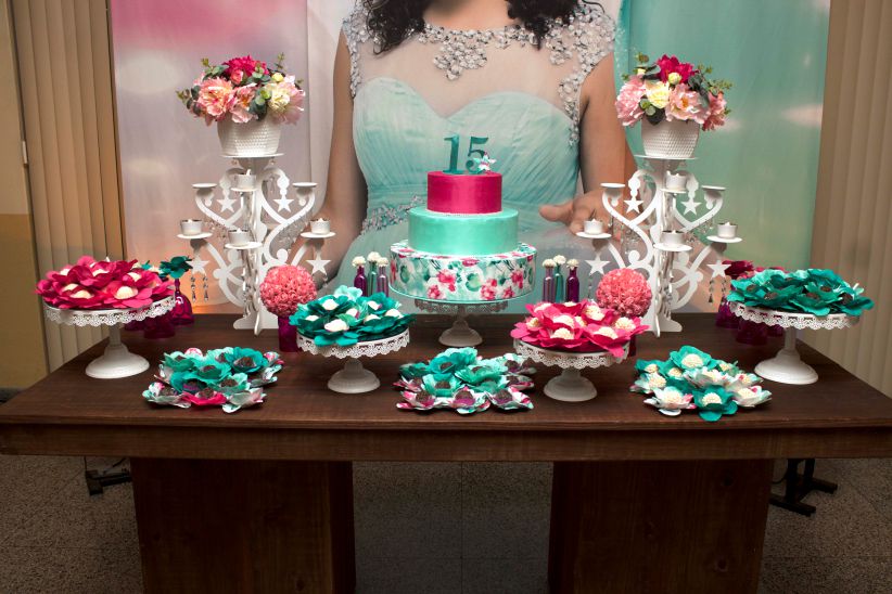 decoração rose gold 15 anos em casa