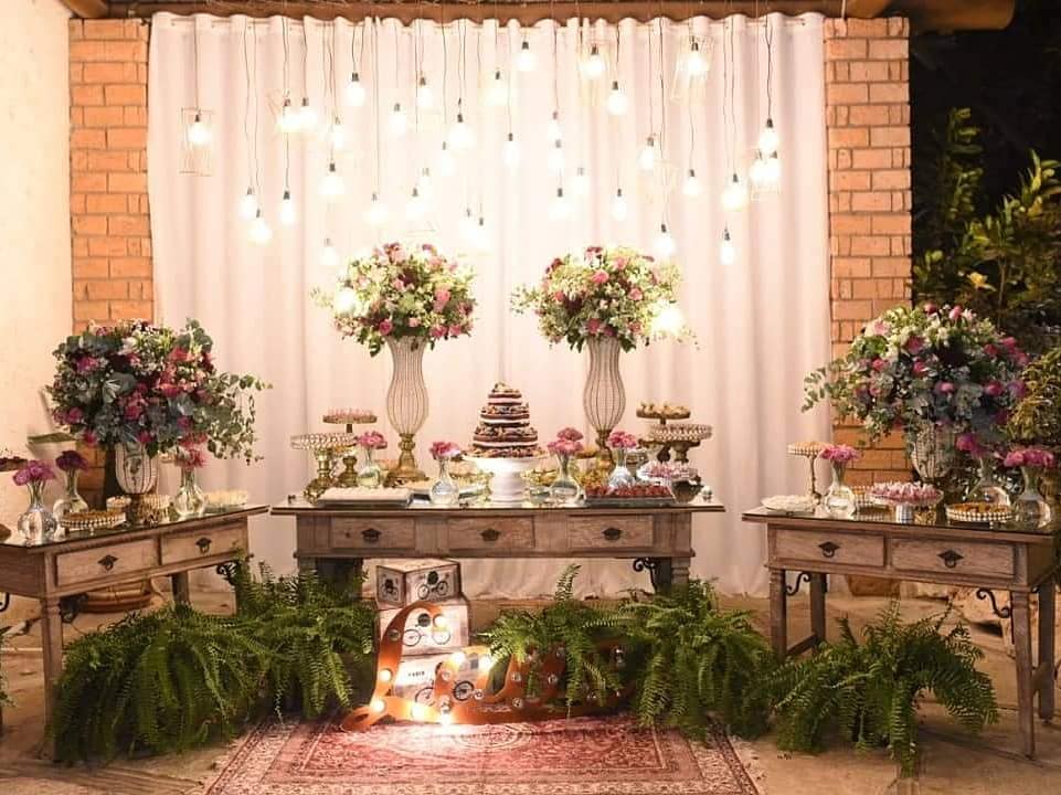 como fazer centros de mesa de casamento simples com garrafas
