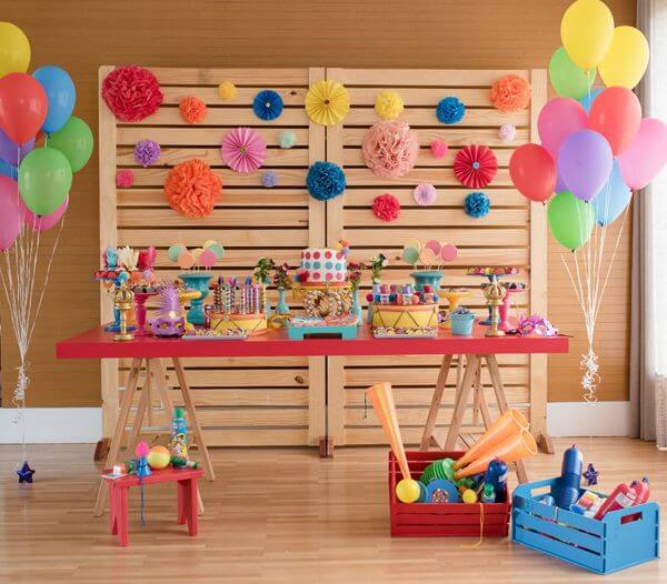 decoração simples de festa infantil vs decoração elaborada