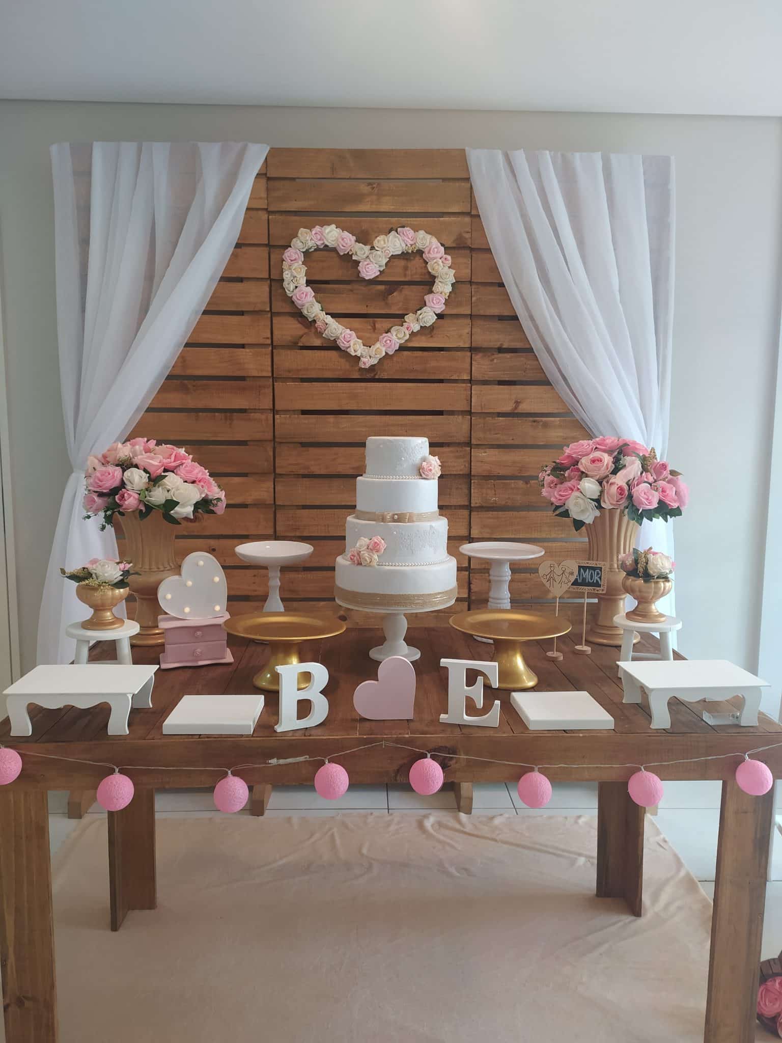 decoração de noivado simples vs decoração elaborada