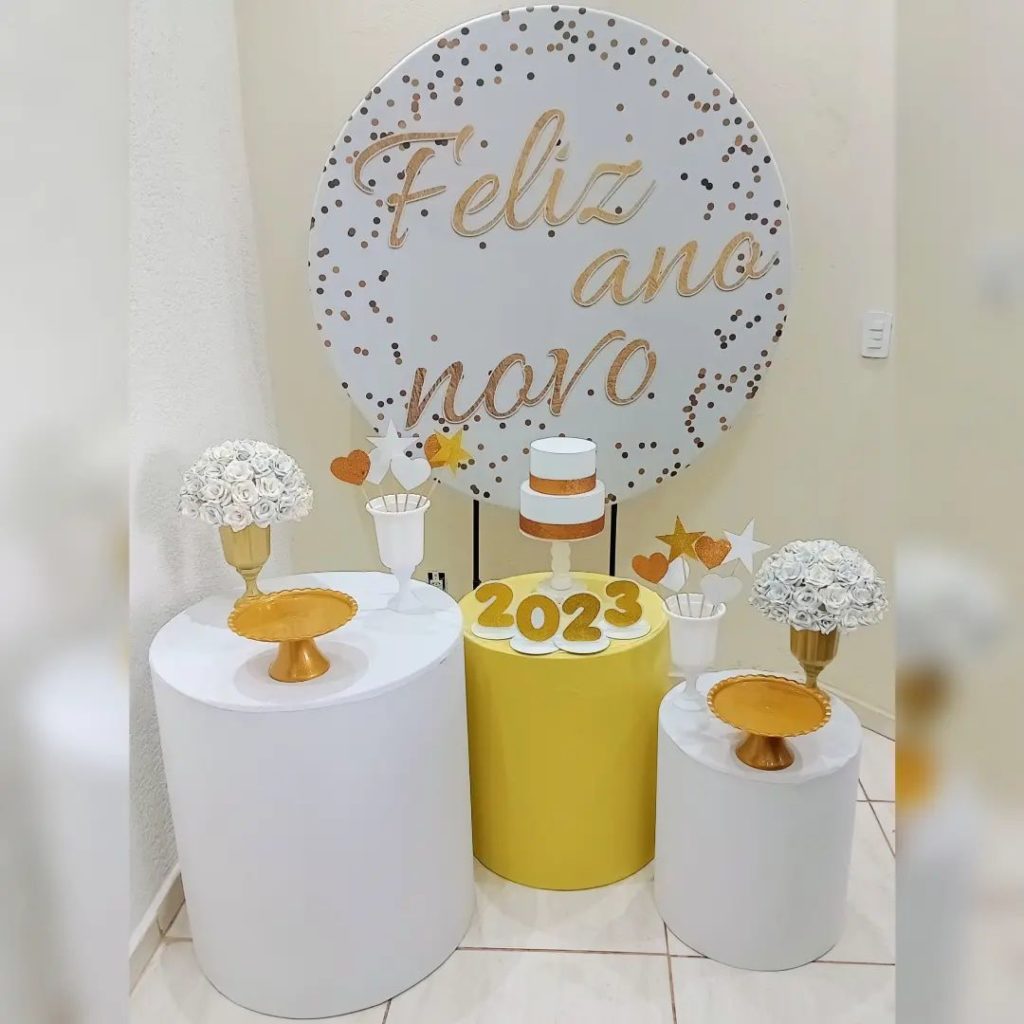 decoração simples de reveillon dourada e branca