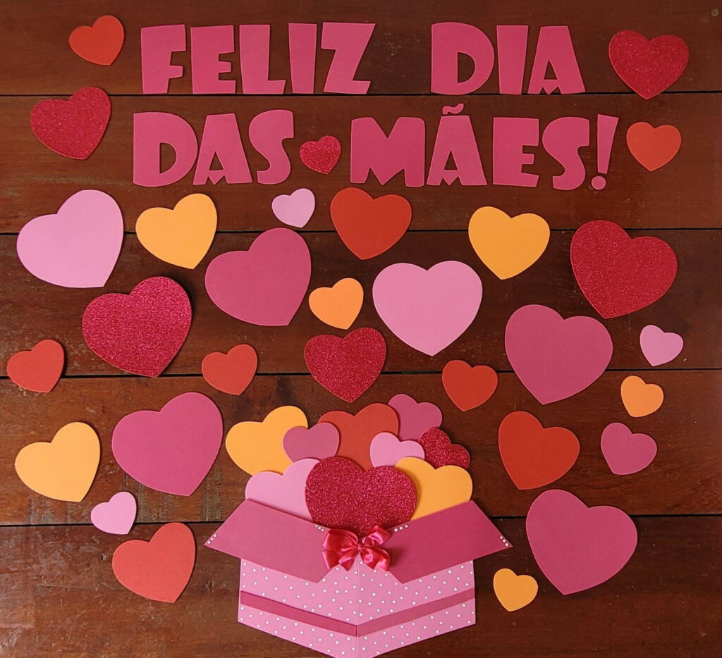 decoração de parede com flores de papel para dia das mães