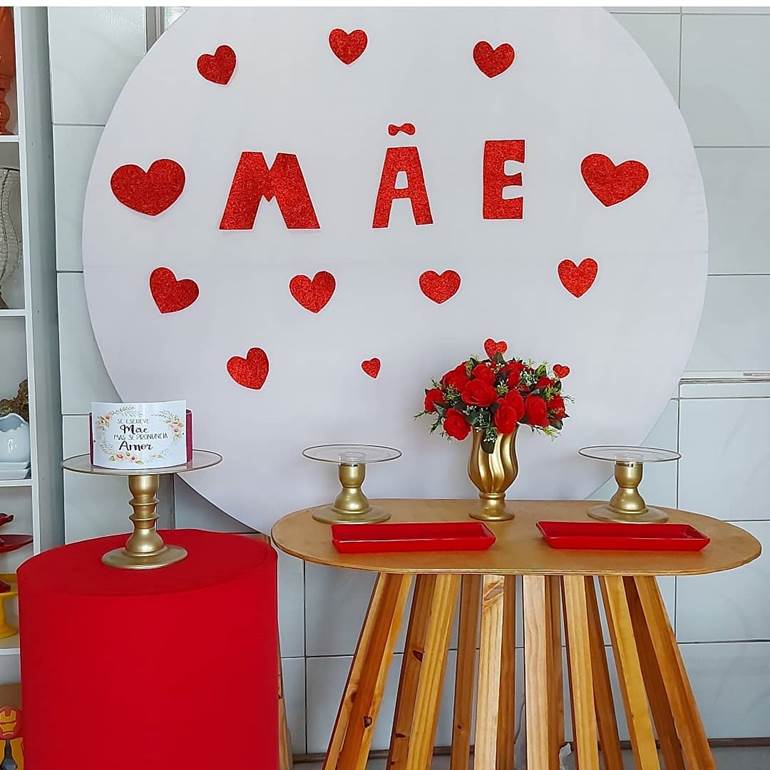 decoração de parede com flores de papel para dia das mães