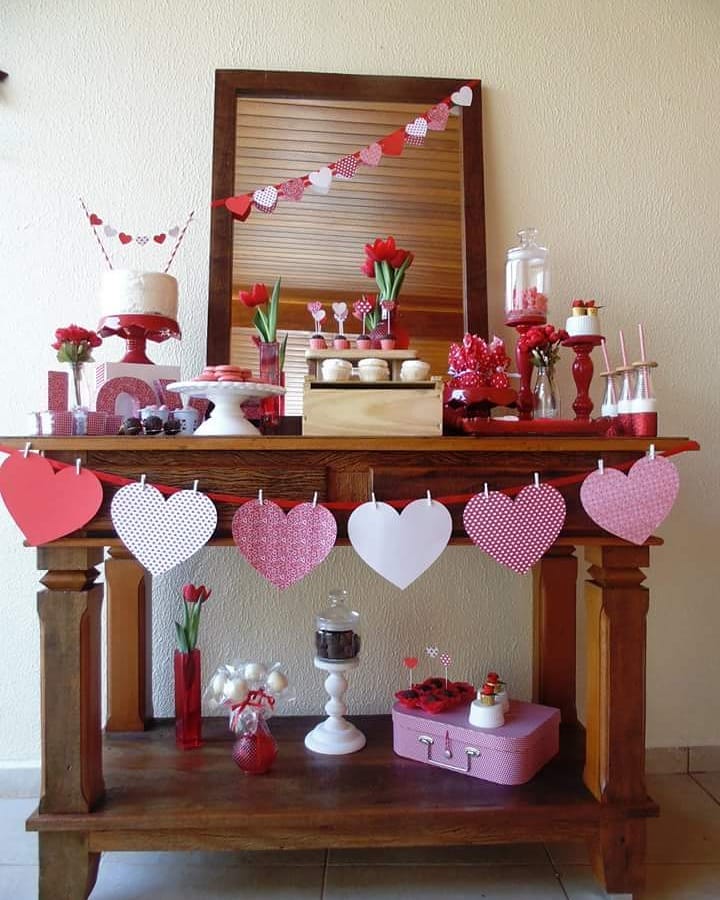 decoração de parede com flores de papel para dia das mães