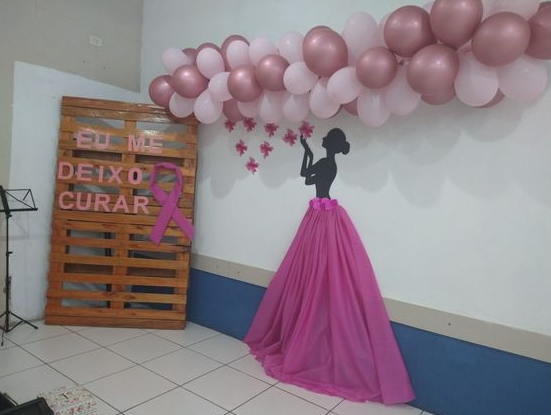 como fazer painel de balões outubro rosa