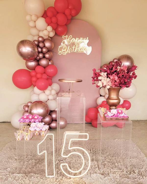 decoração de 15 anos: DIY vs. contratar profissional