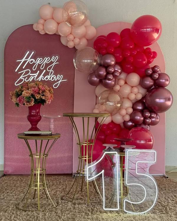 decoração de 15 anos: DIY vs. contratar profissional