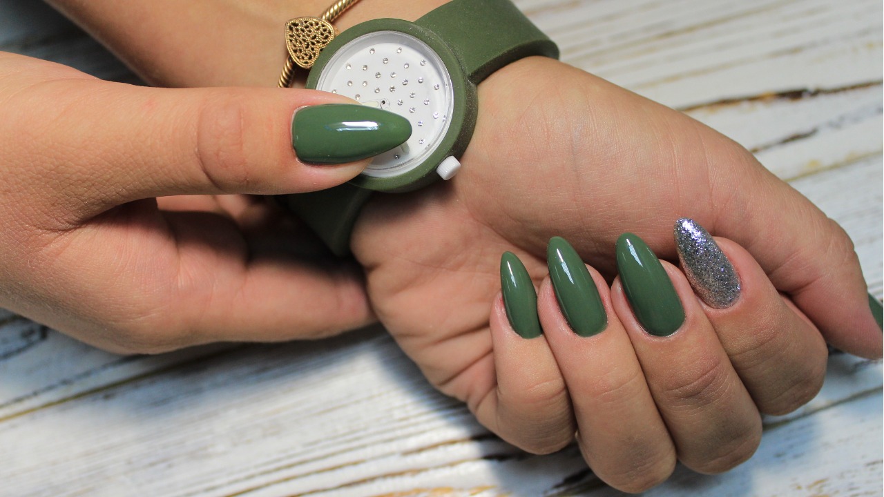 decoração unha verde militar