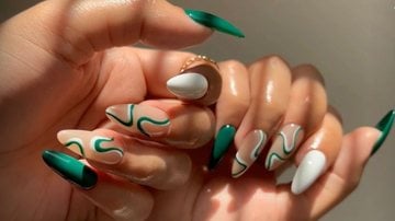 unhas almond efeito cromado