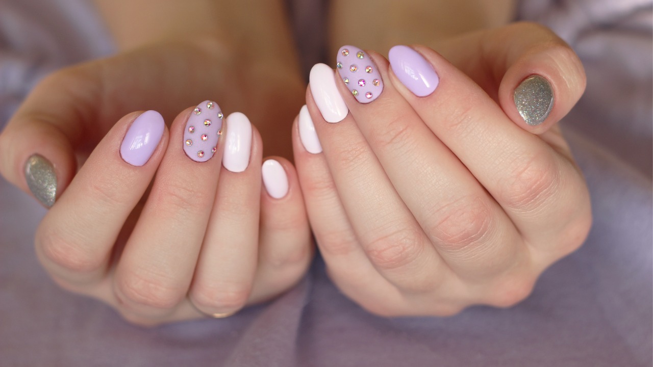 unha lilás com glitter