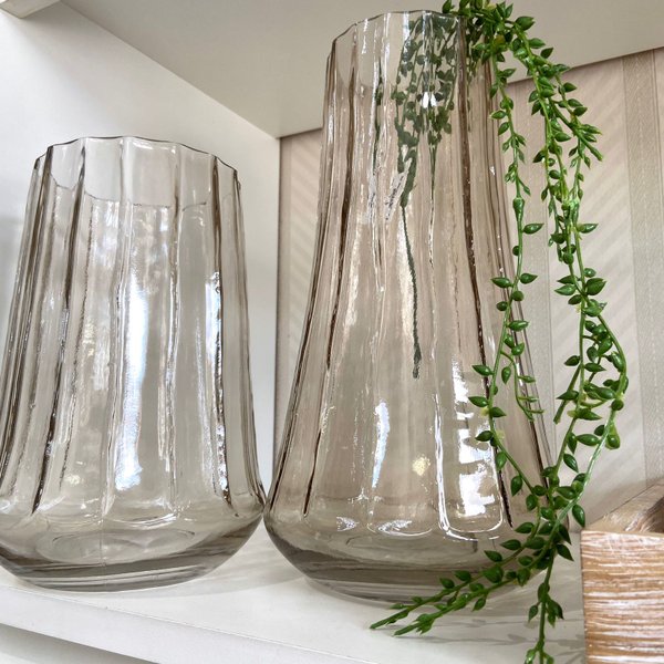 Vaso com texturas orgânicas