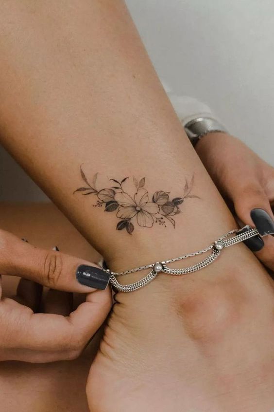 tatuagem delicada costela