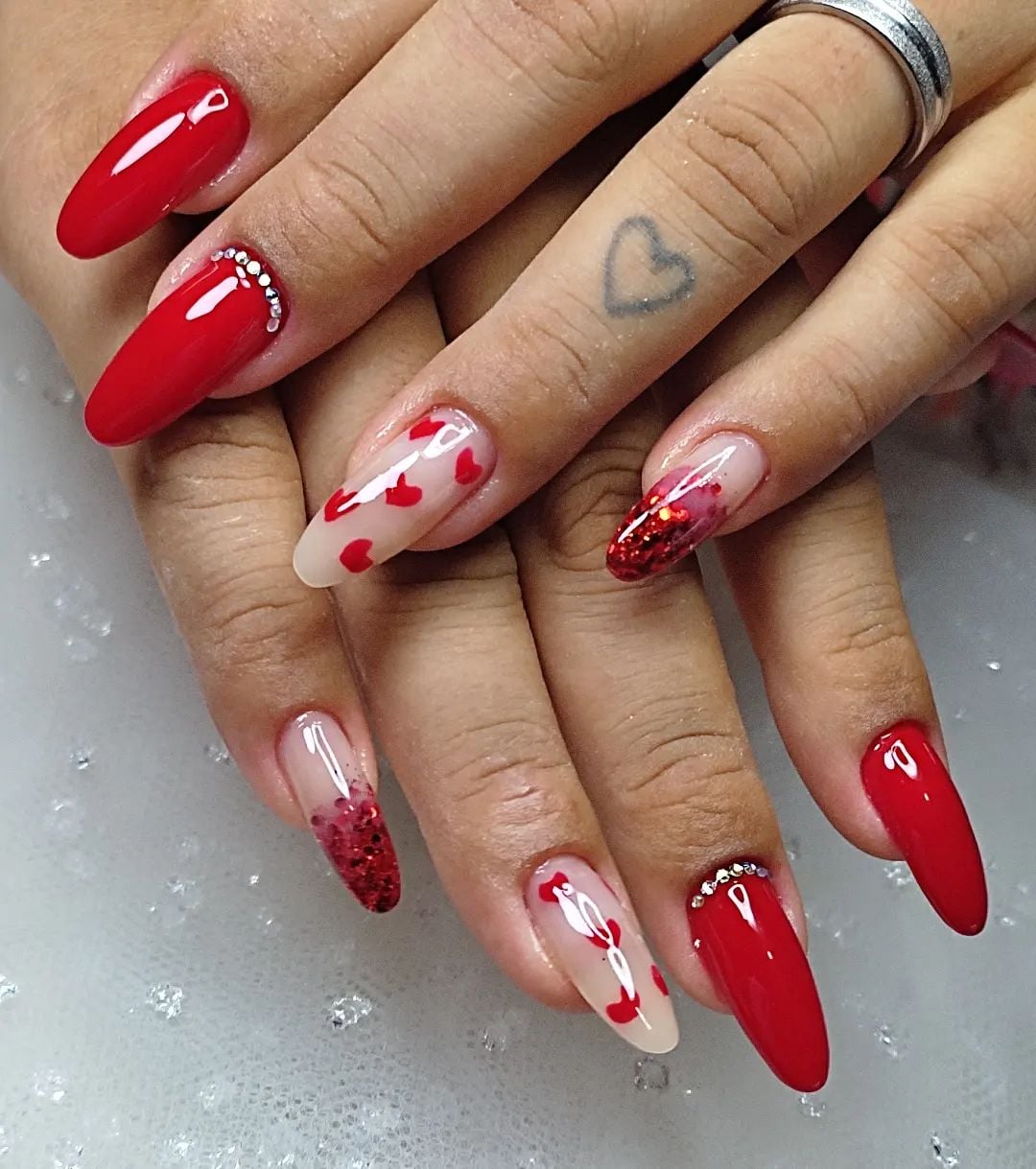 unhas vermelhas decoradas