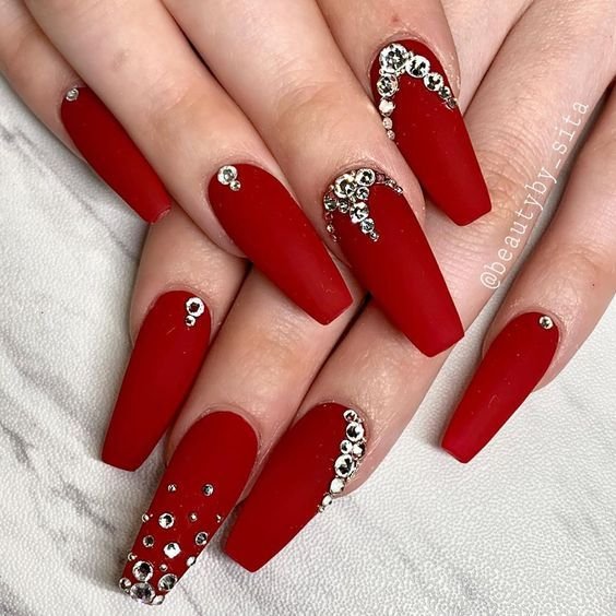 unhas vermelhas decoradas