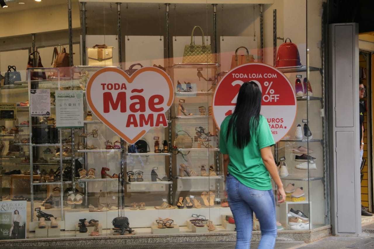 ideias de decoração de vitrine dia das mães para loja