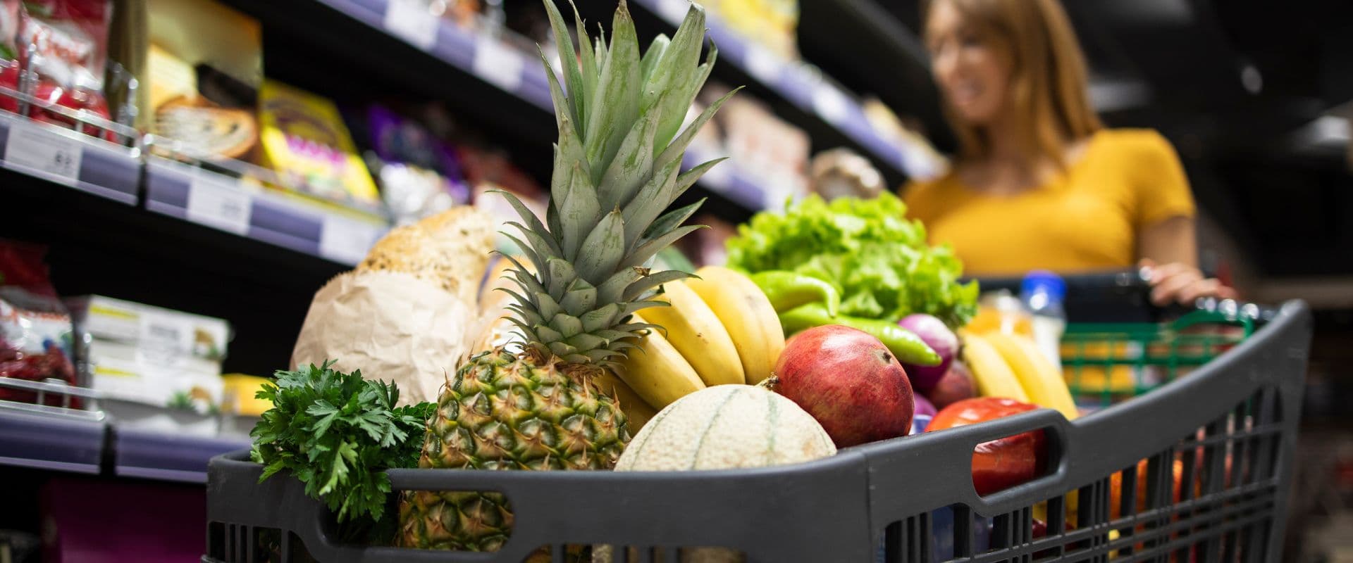 Dicas para economizar no supermercado e comer melhor