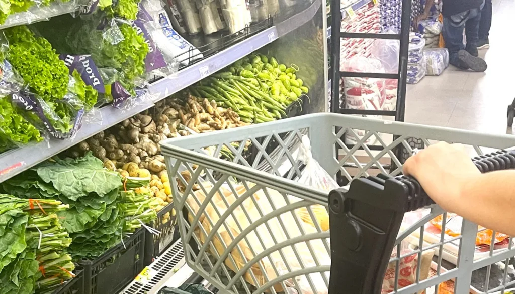 Dicas para economizar no supermercado e comer melhor