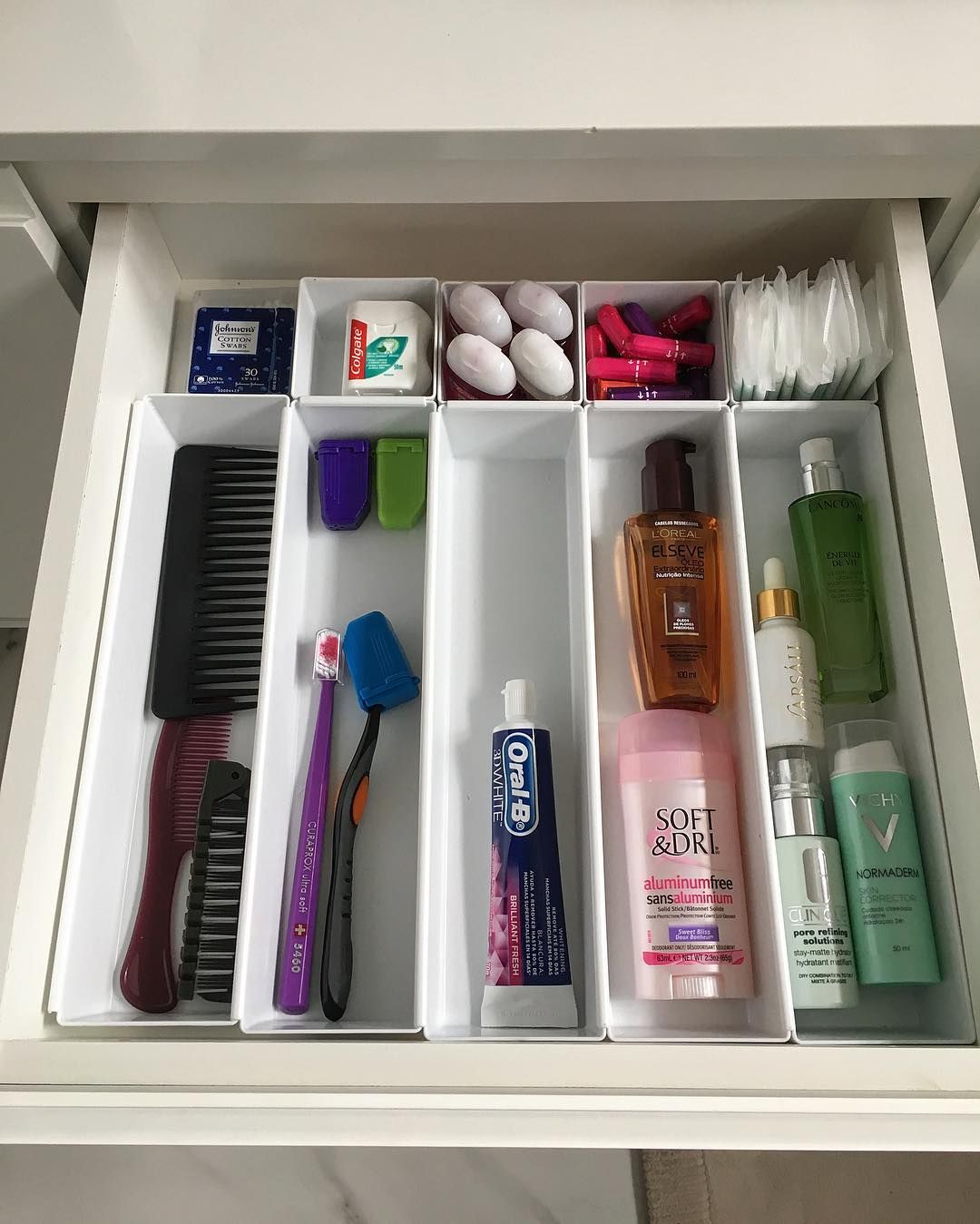 Dicas para organizar as gavetas do banheiro e skincare