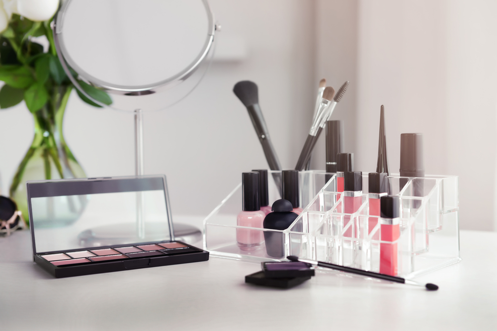 Dicas para organizar as gavetas do banheiro e skincare