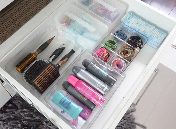 organização de gavetas de banheiro com skincare
