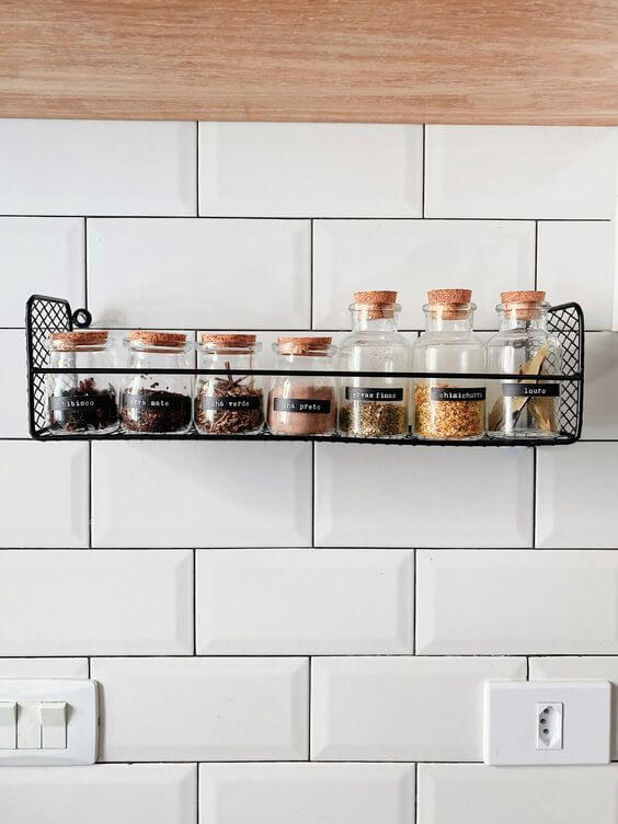 Dicas para organizar prateleiras de mantimentos e temperos