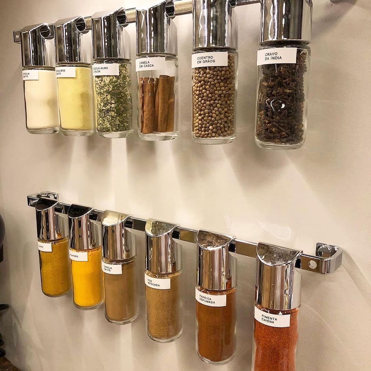Dicas para organizar prateleiras de mantimentos e temperos