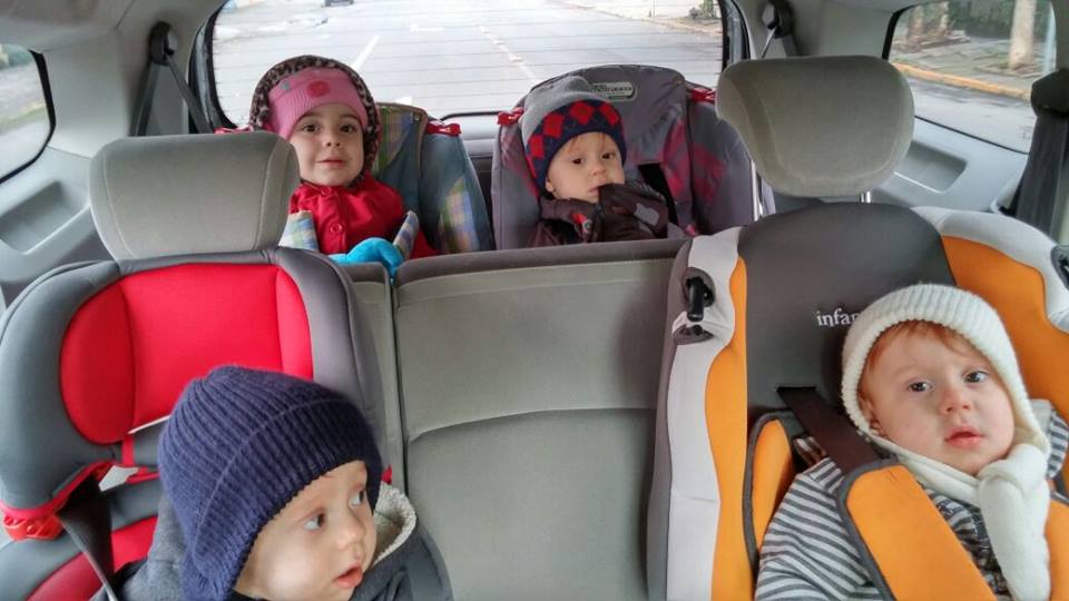 Dicas para viajar com trigêmeos ou mais filhos