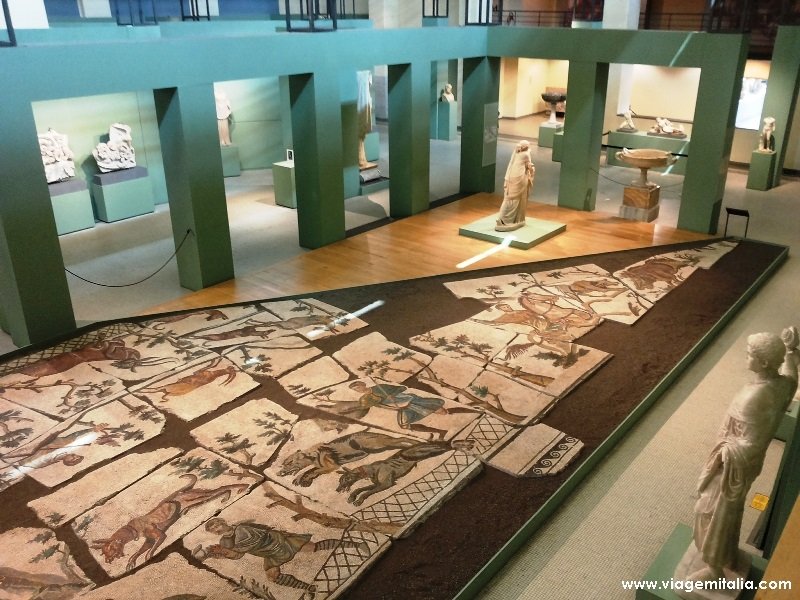 Dicas de etiqueta para apreciar exposições de arte sem incomodar