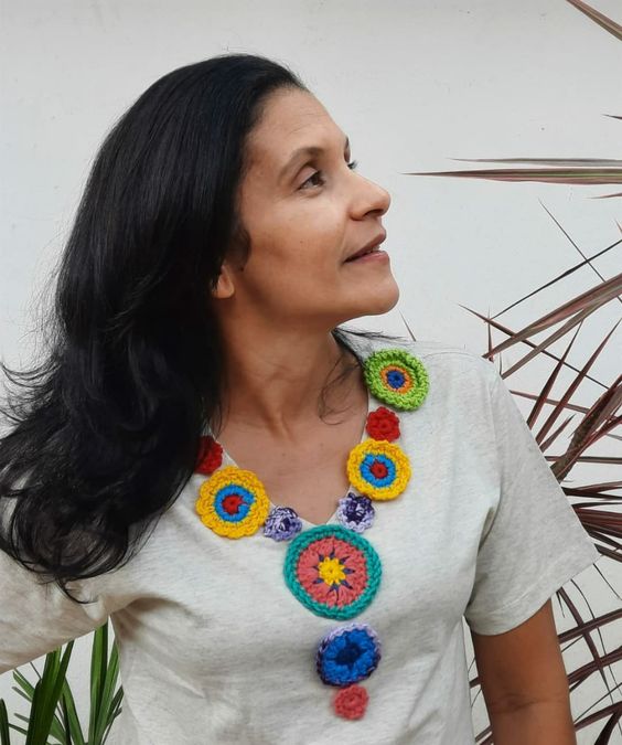 Transforme Suas Blusas Velhas em Peças Modernas com Spikes e Renda