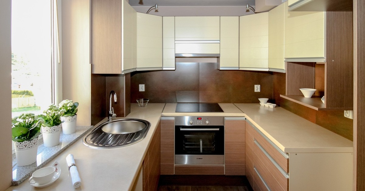 10 Dicas Essenciais para Organizar Armários de Cozinha Pequenos