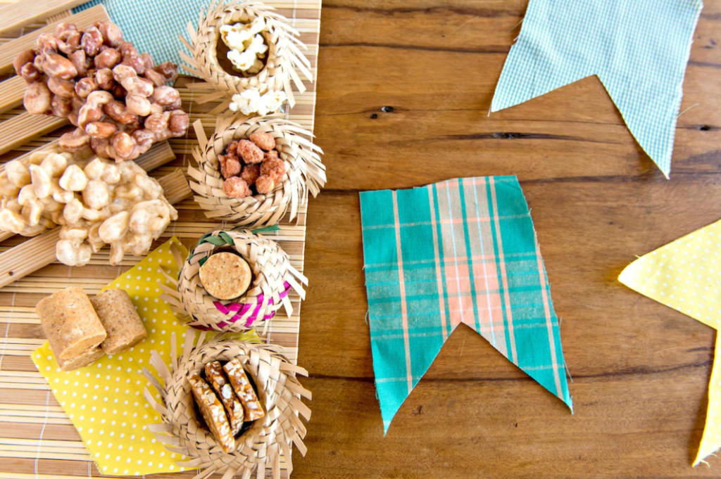 Decoração de Festa Junina DIY: Economize e Encante com Ideias Criativas; Comidas Típicas de Festa Junina Baratas: Receitas Deliciosas para Seu Arraial; Convites e Lembrancinhas de Festa Junina Faça Você Mesmo: Charme e Economia; Guia Completo para Organizar uma Festa Junina Econômica e Inesquecível; Brincadeiras e Entretenimento para Festa Junina: Diversão Garantida Sem Gastar Muito