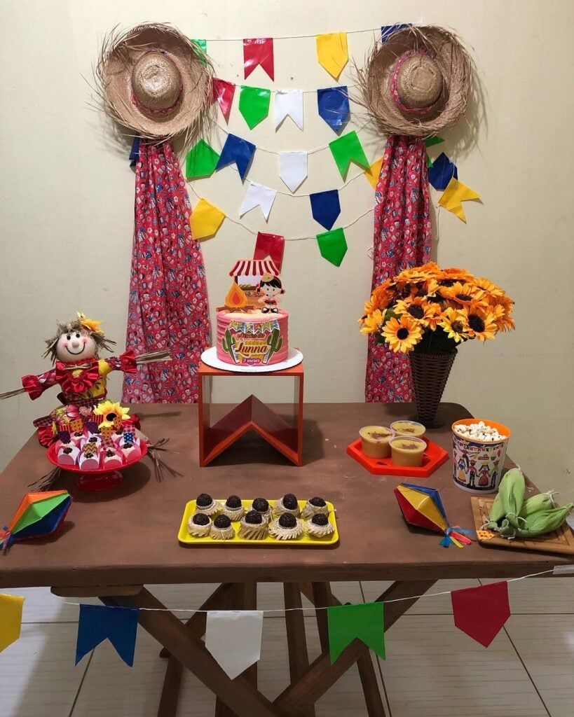 Decoração de Festa Junina DIY: Economize e Encante com Ideias Criativas; Comidas Típicas de Festa Junina Baratas: Receitas Deliciosas para Seu Arraial; Convites e Lembrancinhas de Festa Junina Faça Você Mesmo: Charme e Economia; Guia Completo para Organizar uma Festa Junina Econômica e Inesquecível; Brincadeiras e Entretenimento para Festa Junina: Diversão Garantida Sem Gastar Muito