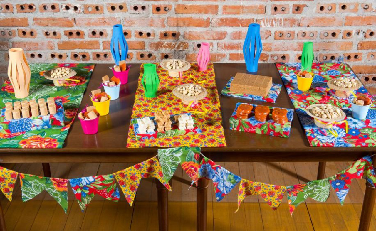 Decoração de Festa Junina DIY: Economize e Encante com Ideias Criativas; Comidas Típicas de Festa Junina Baratas: Receitas Deliciosas para Seu Arraial; Convites e Lembrancinhas de Festa Junina Faça Você Mesmo: Charme e Economia; Guia Completo para Organizar uma Festa Junina Econômica e Inesquecível; Brincadeiras e Entretenimento para Festa Junina: Diversão Garantida Sem Gastar Muito