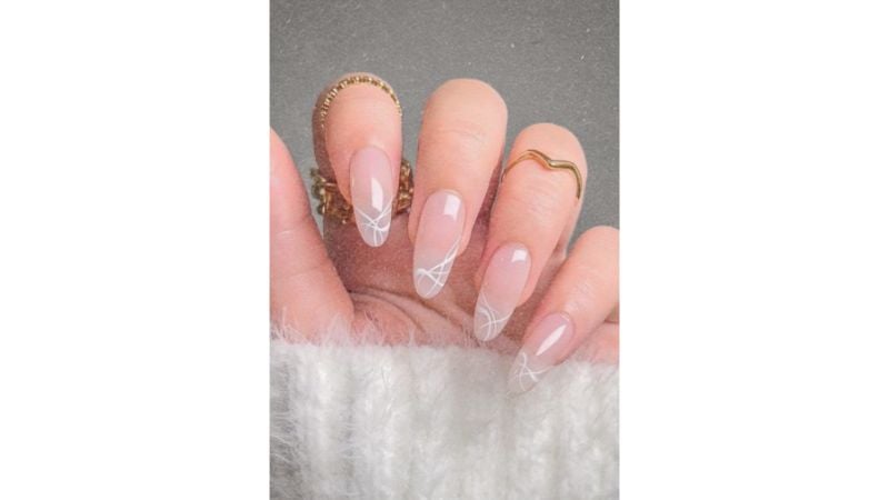 Unhas nude com dourado