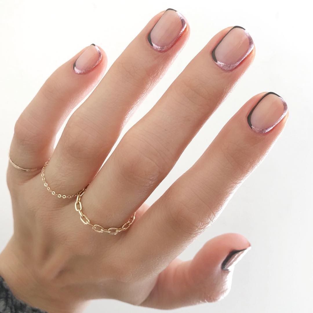 Unhas com detalhes dourados