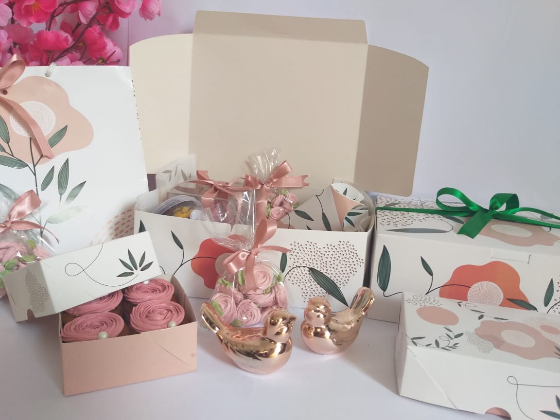 5 Ideias Criativas de Embalagens de Presente para Encantar
Como Escolher o Papel de Presente Ideal para Cada Ocasião
Onde Comprar Embalagens de Presente: Guia Completo
Materiais Essenciais para um Preenchimento de Caixa de Presente Perfeito
Tendências em Embalagens de Presente Sustentáveis