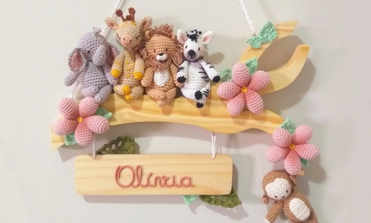 DIY: Faça você mesmo um enfeite de porta de maternidade criativo