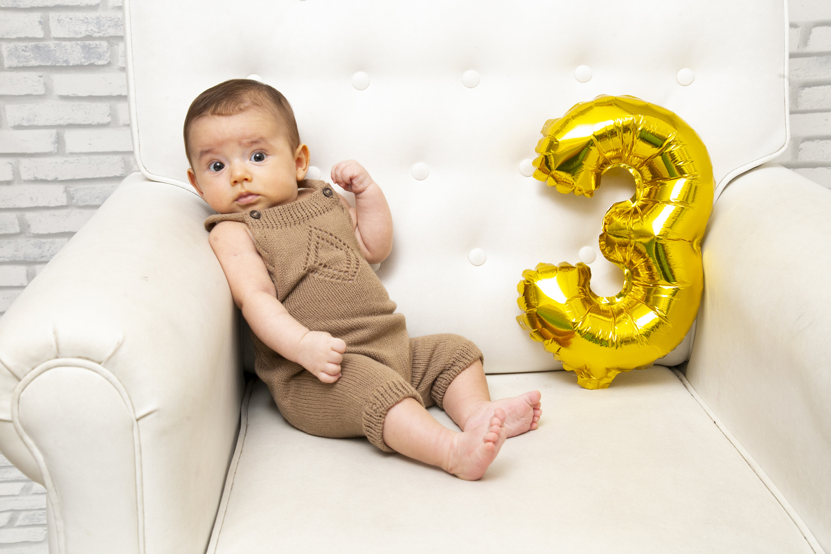 Ensaio Lifestyle vs. Estúdio: Qual o Melhor para seu Bebê de 3 Meses?