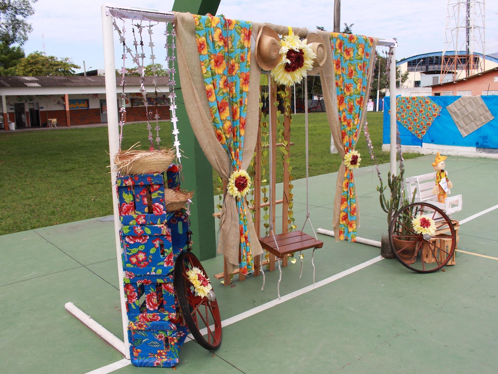 decoração de portão festa junina escola