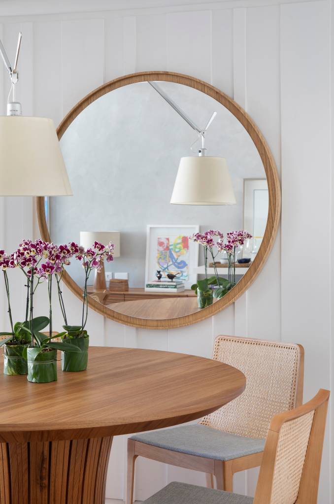 espelho na sala de estar com lareira