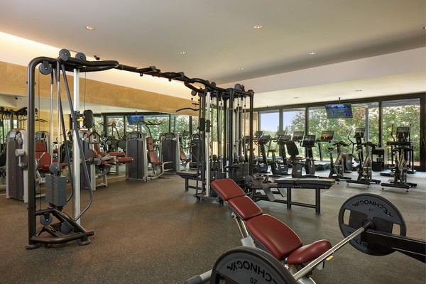 Estilo de vida fitness: exercícios usando móveis do hotel