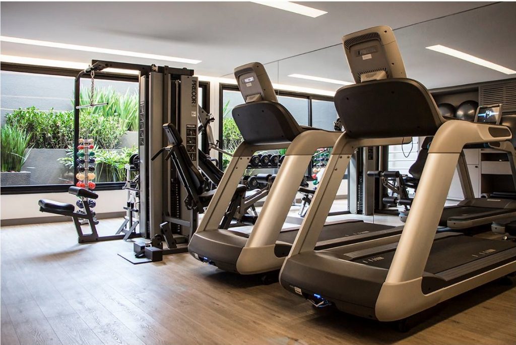 Equipamentos Improvisados para Treinar no Hotel