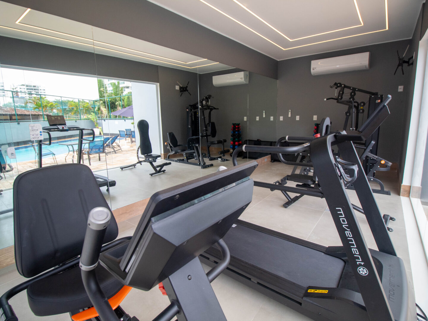 Estilo de vida fitness: exercícios usando móveis do hotel