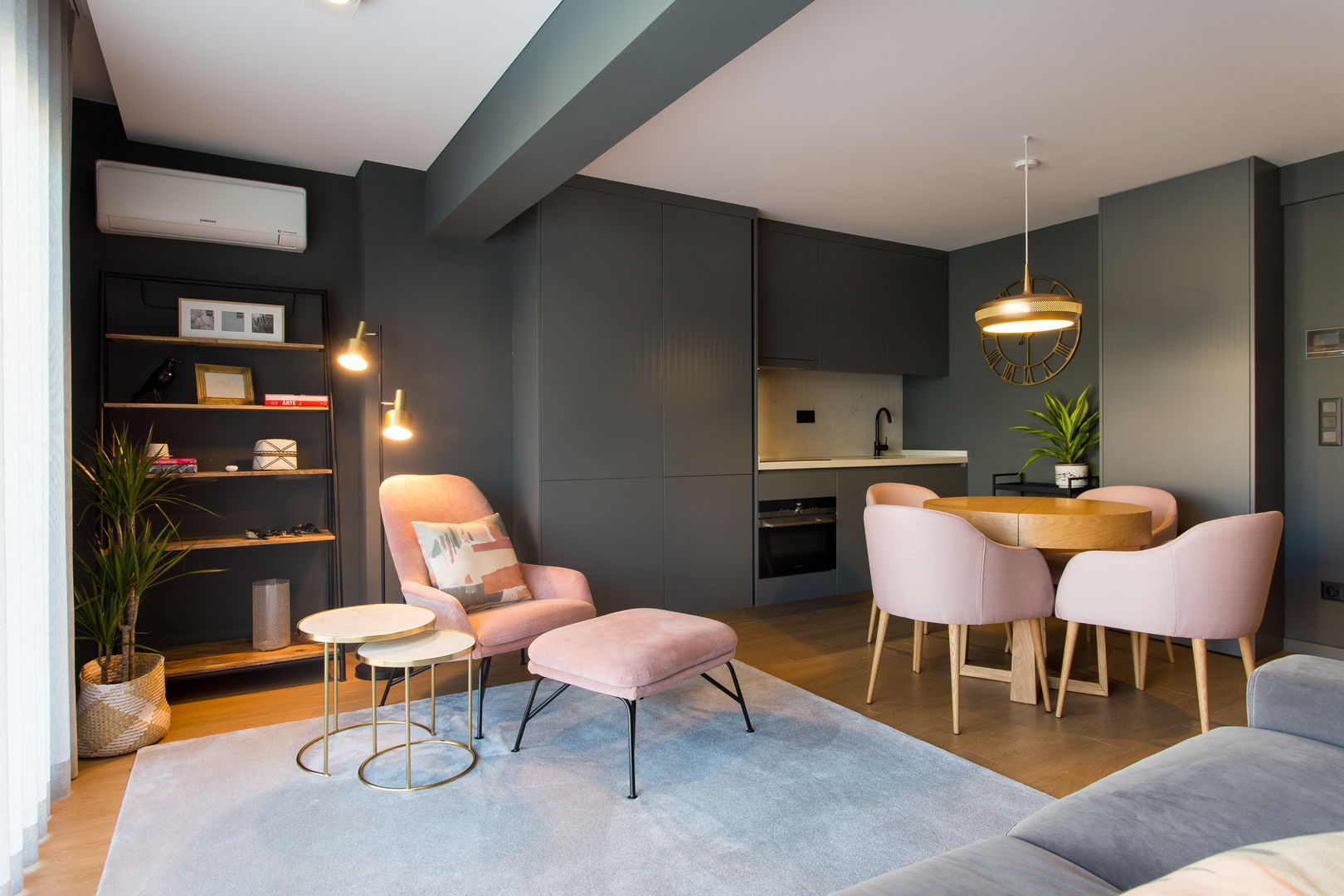 Como Usar Cores Vibrantes na Decoração Minimalista da Sua Casa