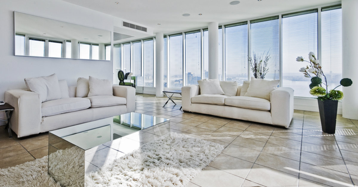 Estilo minimalista colorido: poucas peças, muita cor