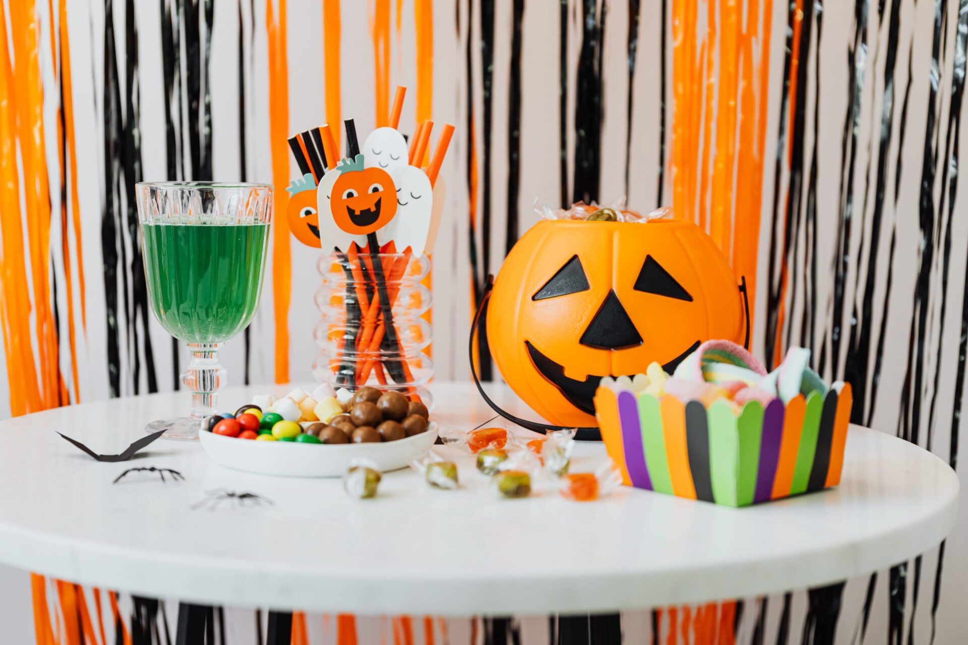 como fazer fantasmas flutuantes para decoração de halloween