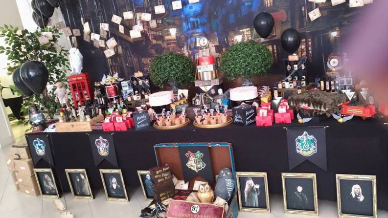 5 Ideias Criativas para uma Festa Harry Potter DIY
Como Fazer Velas Flutuantes para Festa Harry Potter
Receitas Mágicas: Cerveja Amanteigada e Pomos de Ouro
Lembrancinhas Temáticas do Mundo Bruxo
Decoração de Festa Harry Potter: Do Salão Principal para sua Casa